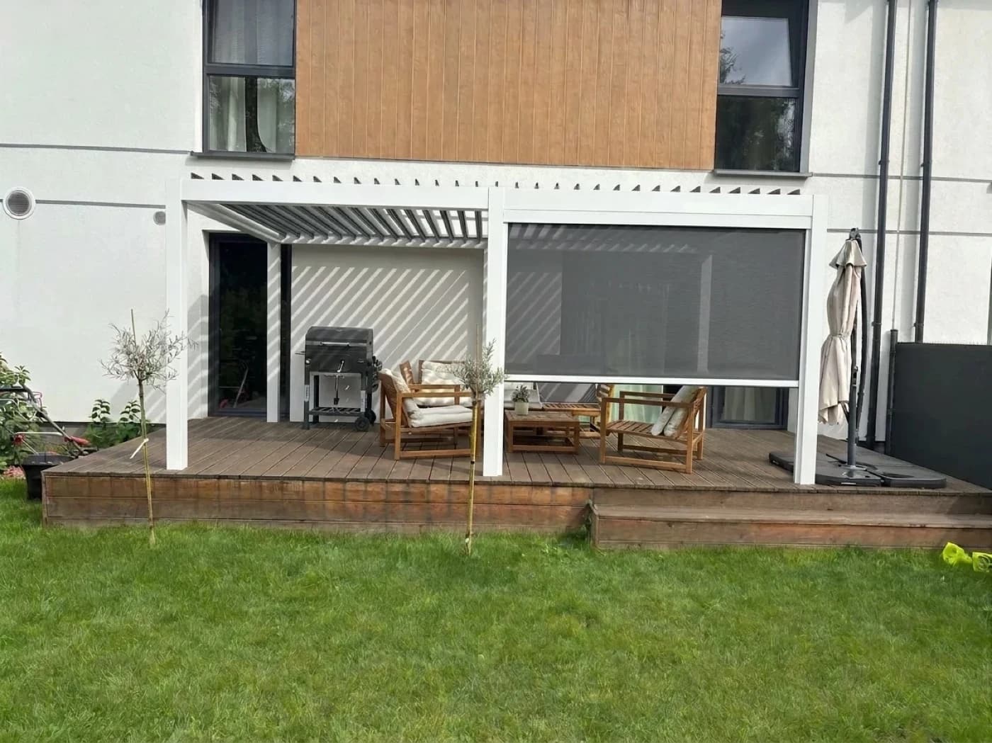 The same terrace with a right-side ZIP screen added to the white pergola